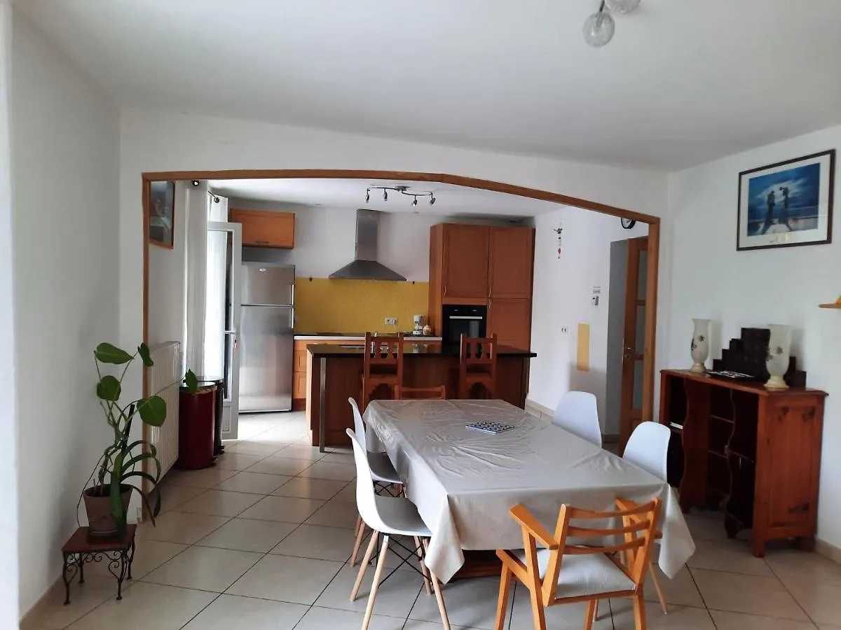 Maison de village spacieuse et agréable Saint-Georges-de-Luzençon