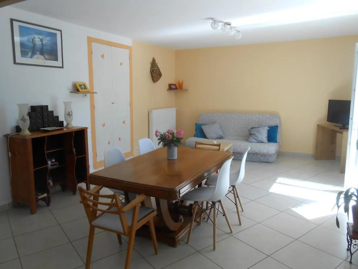 Maison de village spacieuse et agréable Saint-Georges-de-Luzençon Hébergement de vacances