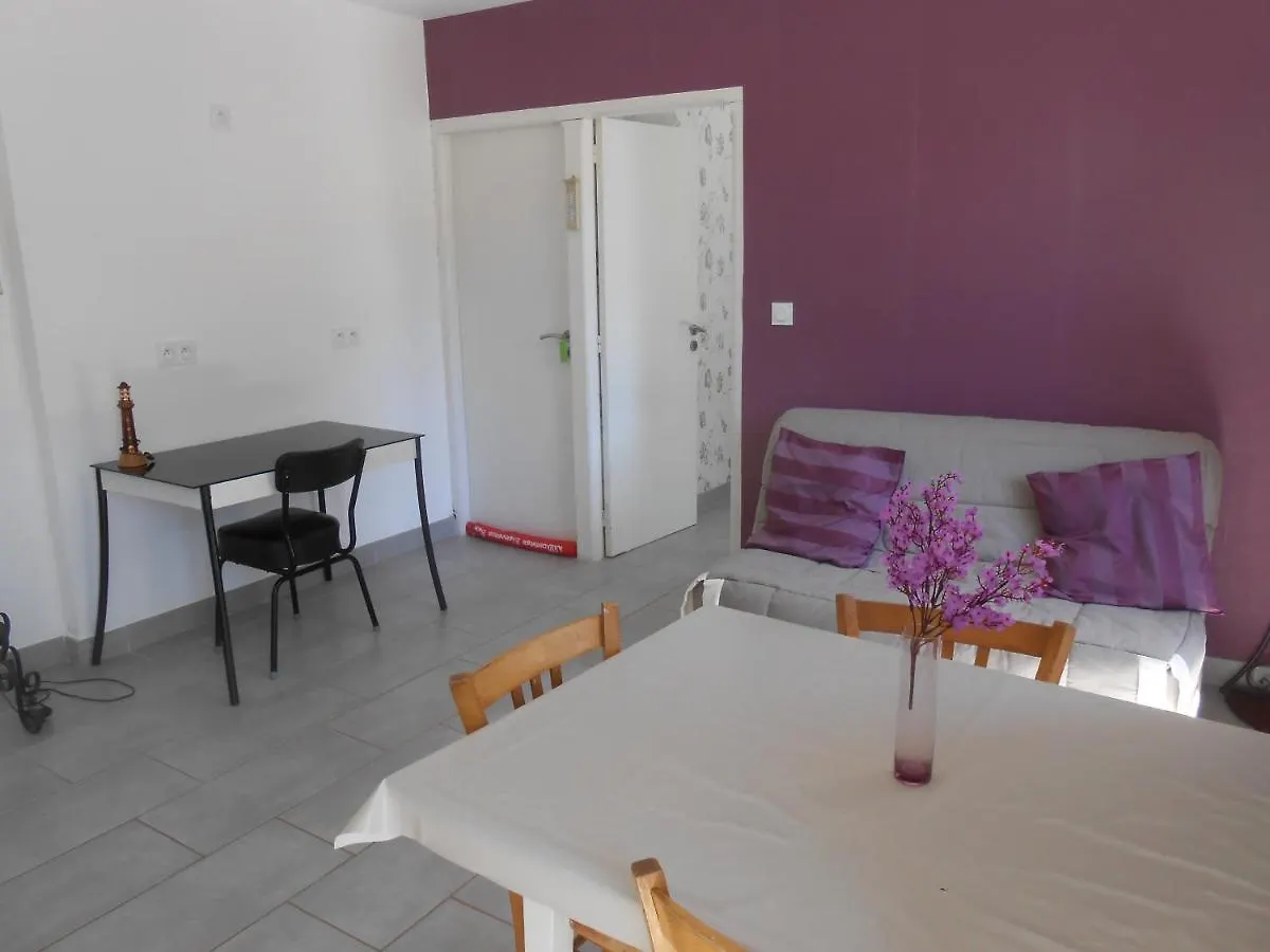 Hébergement de vacances Maison de village spacieuse et agréable Saint-Georges-de-Luzençon